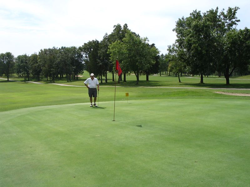 2008 TDL--Dierker on 18th--marker for longest putt made, by 