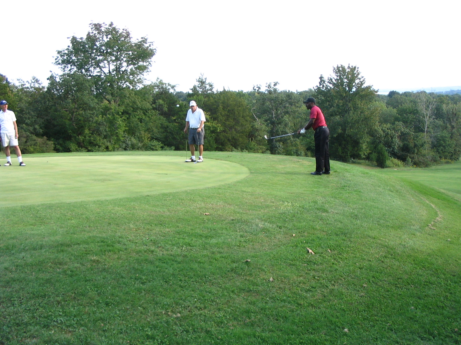 2008 TDL--valley course--Gilmore chipping to 9th