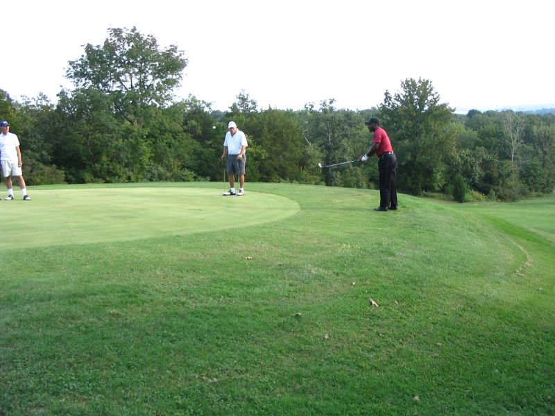 2008 TDL--valley course--Gilmore chipping to 9th