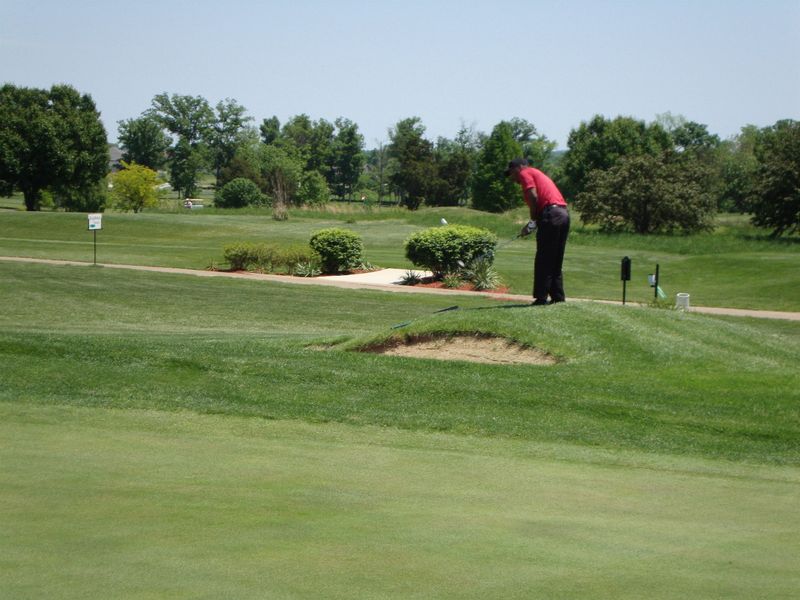 2010 Crown Pointe--Gilmore pitching to 18th green in morning round